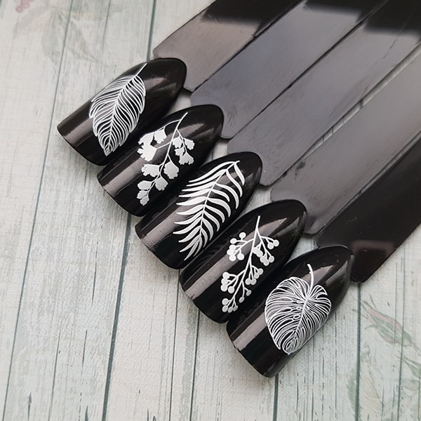 Фото Дизайн ногтей с тропическими белыми листьями из категории Мастер-классы с нашими слайдерами