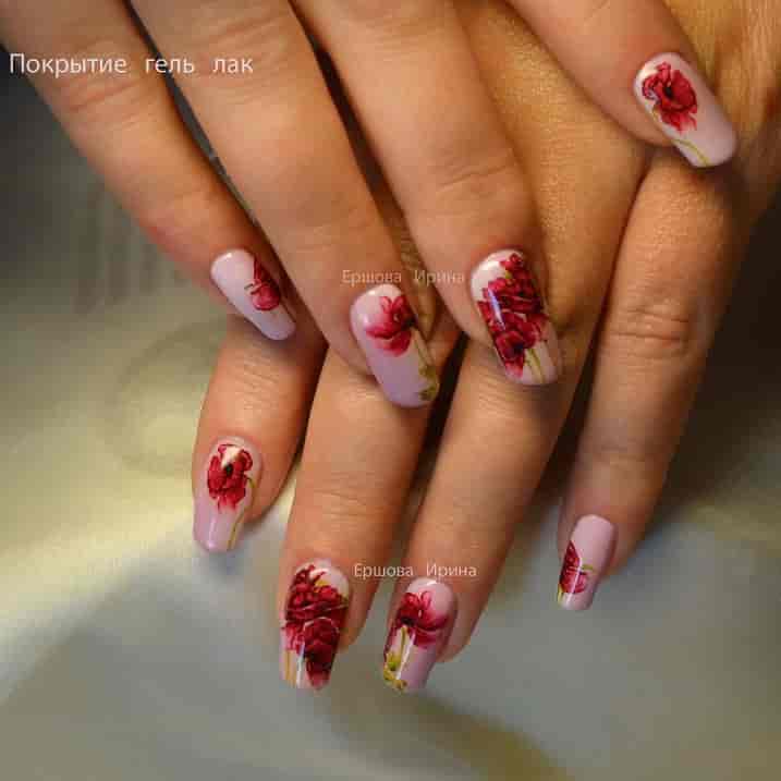 Дизайн ногтей с красными маками