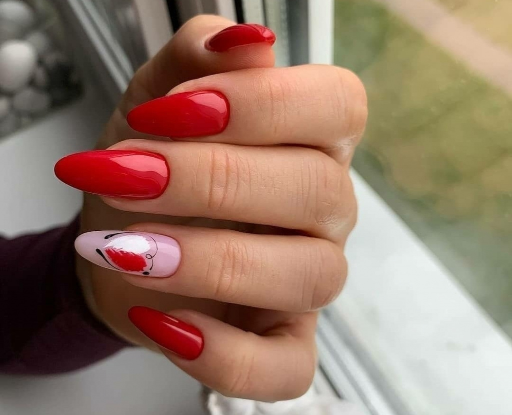 Новинки маникюра 2022-2023: дизайн ногтей с красным гель-лаком