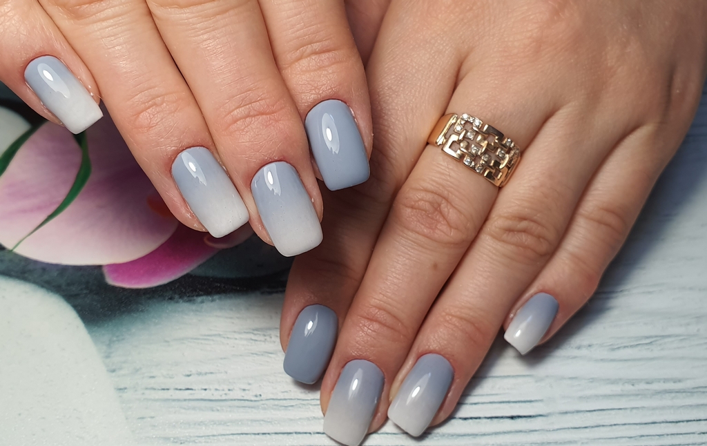 Фото темного маникюра - идеи дизайнов серого маникюра 2022 года на короткие и длинные ногти