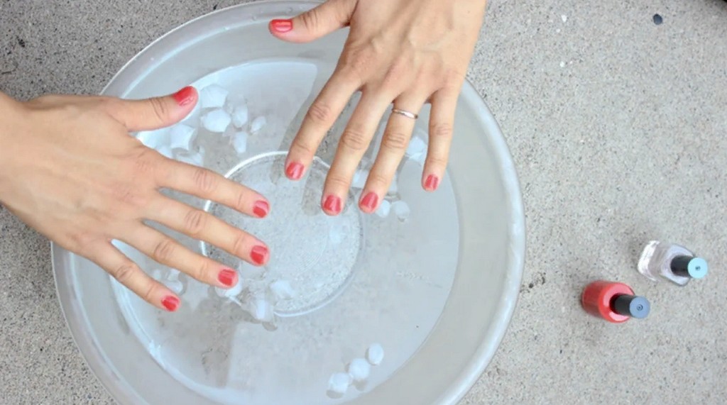 Если вы хотите быстро высушить накрашенные ногти, опустите руки в таз с водой с кубиками льда