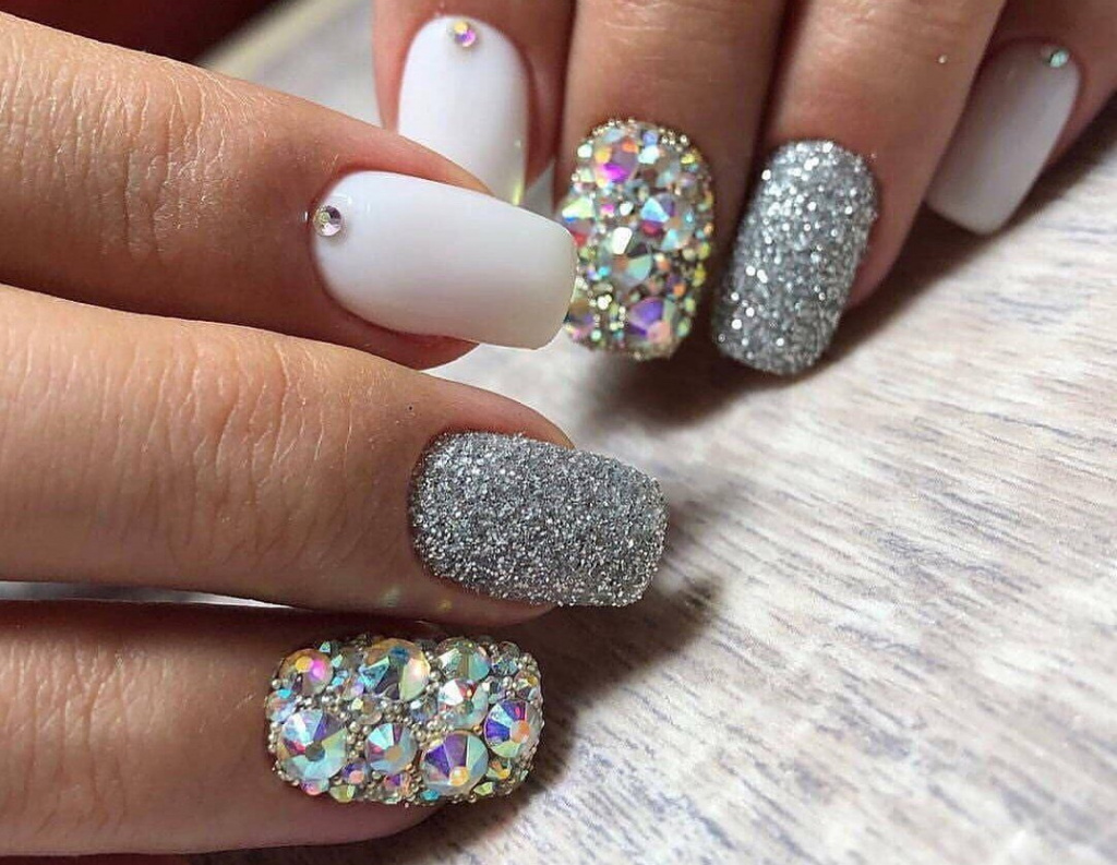 Маникюр с блестками - виды материала, особенности и техники нанесения - фото