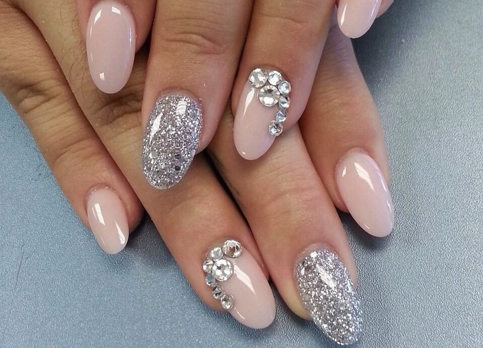 Однотонный маникюр – нейл-дизайн 2022 в один цветовой тон