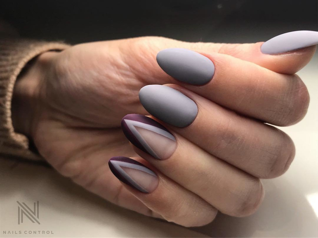 Фото темного маникюра - идеи дизайнов серого маникюра 2022 года на короткие и длинные ногти