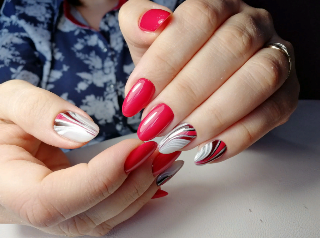 Новинки маникюра 2022-2023: дизайн ногтей с красным гель-лаком
