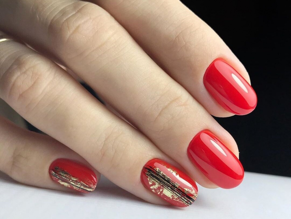 Новинки маникюра 2022-2023: дизайн ногтей с красным гель-лаком