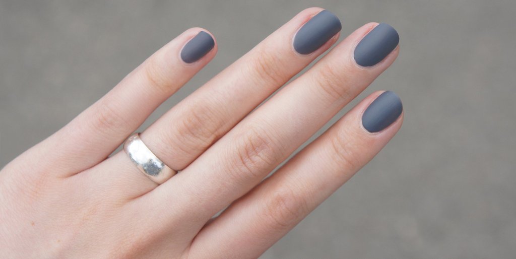 Темный маникюр - идеи дизайнов серого маникюра 2022 года на короткие и длинные ногти