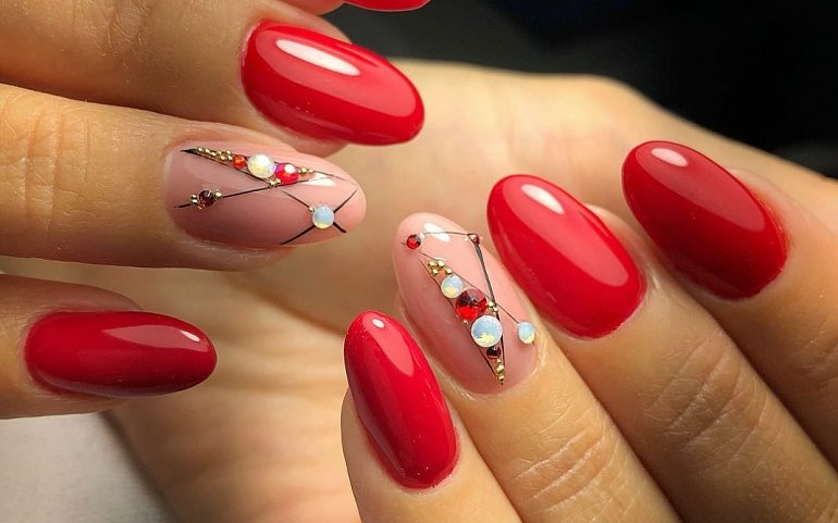 Новинки маникюра 2022-2023: дизайн ногтей с красным гель-лаком