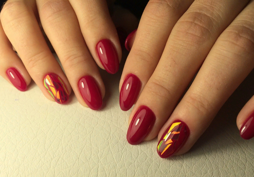 Новинки маникюра 2022-2023: дизайн ногтей с красным гель-лаком