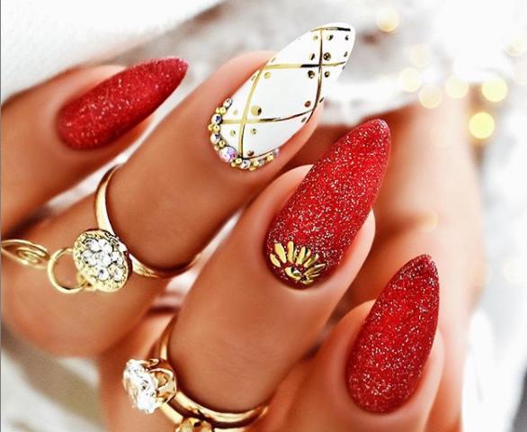 Новинки маникюра 2022-2023: дизайн ногтей с красным гель-лаком