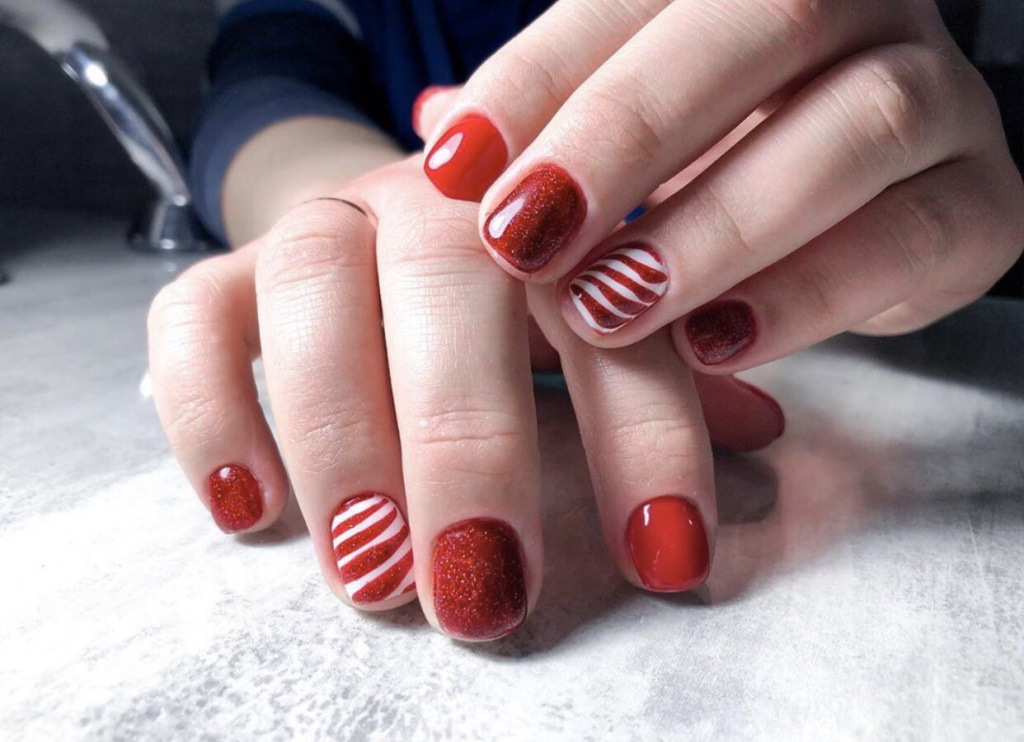 Новинки маникюра 2022-2023: дизайн ногтей с красным гель-лаком