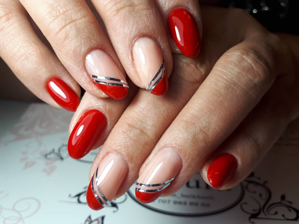 Новинки маникюра 2022-2023: дизайн ногтей с красным гель-лаком