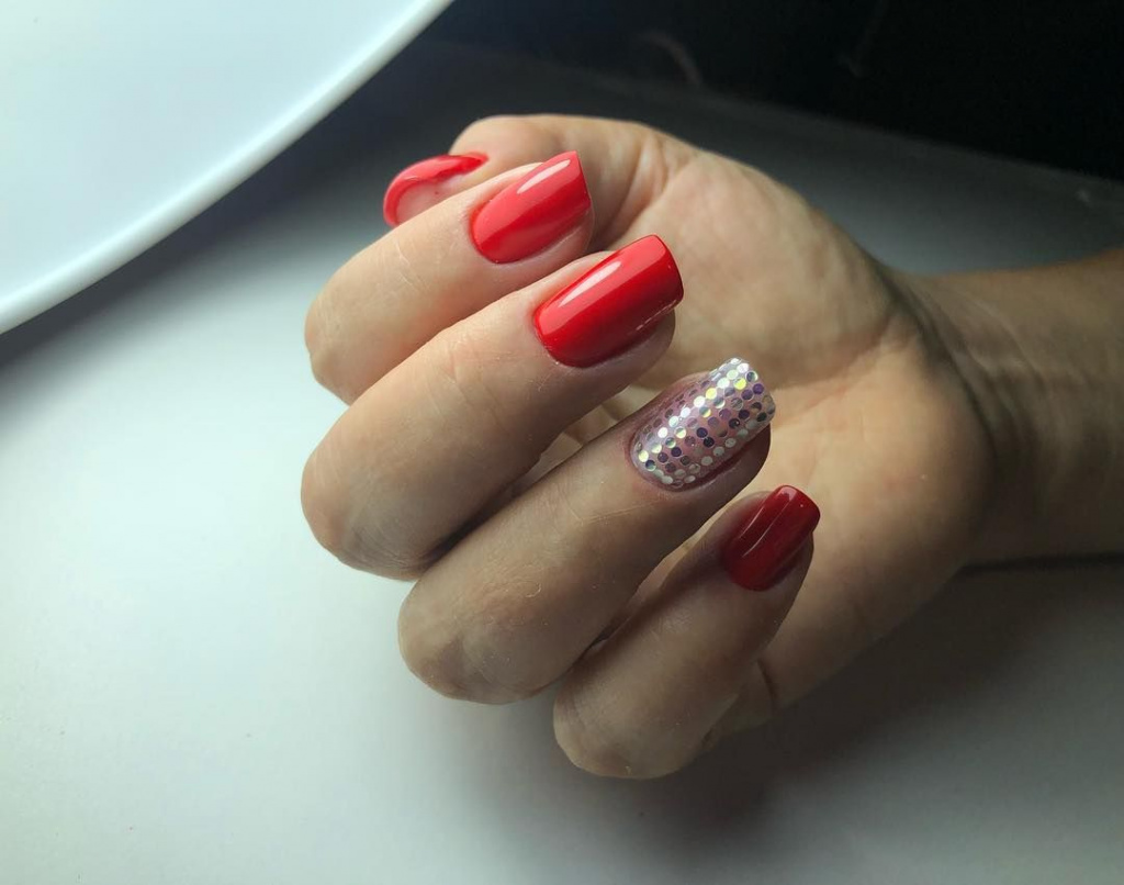 Новинки маникюра 2022-2023: дизайн ногтей с красным гель-лаком