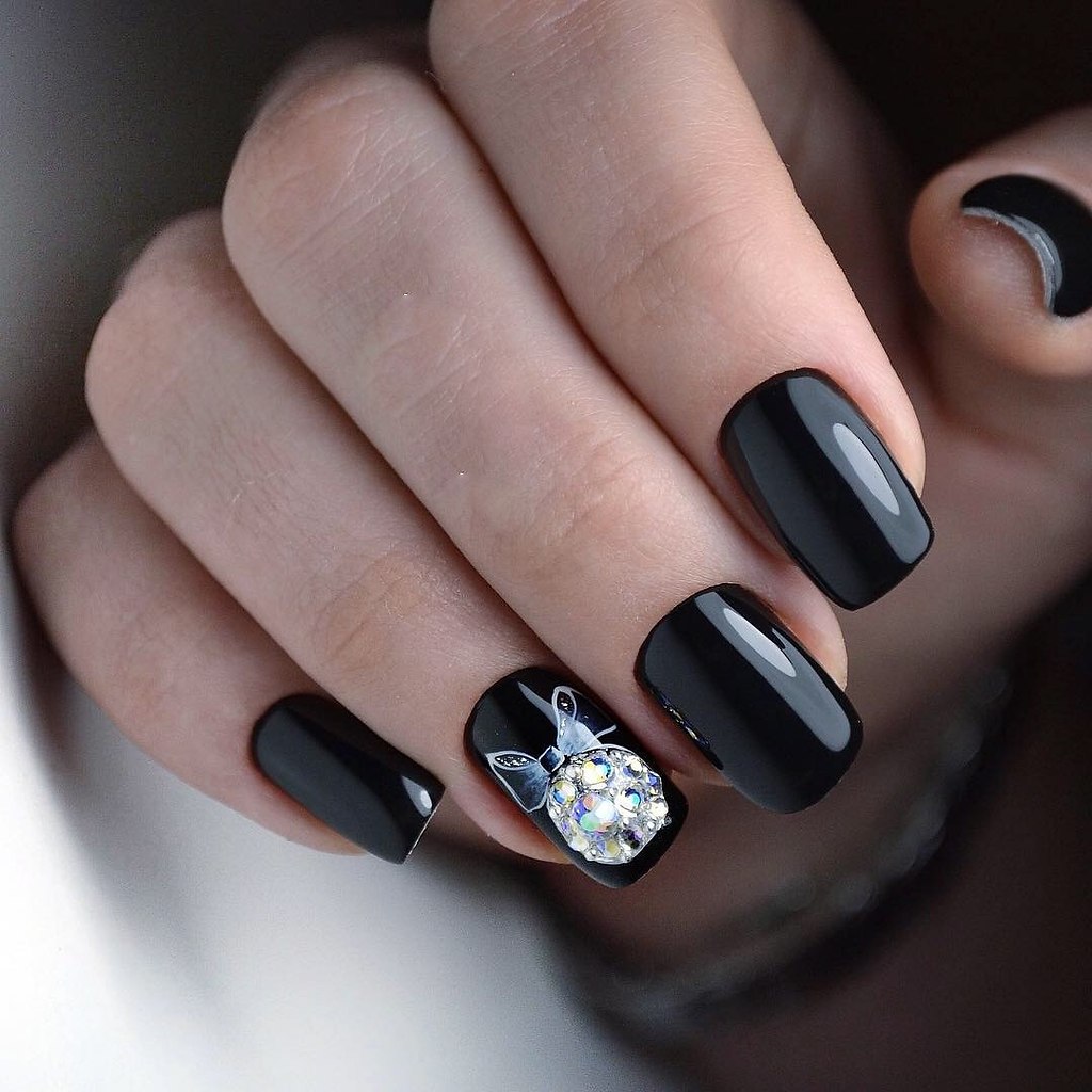 Темный маникюр - идеи дизайнов серого маникюра 2022 года на короткие и длинные ногти