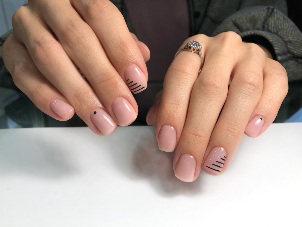 Однотонный маникюр – нейл-дизайн 2022 в один цветовой тон