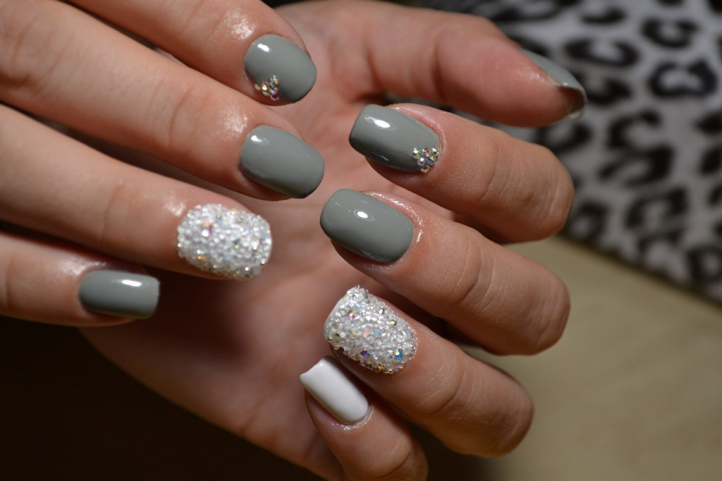 Фото темного маникюра - идеи дизайнов серого маникюра 2022 года на короткие и длинные ногти