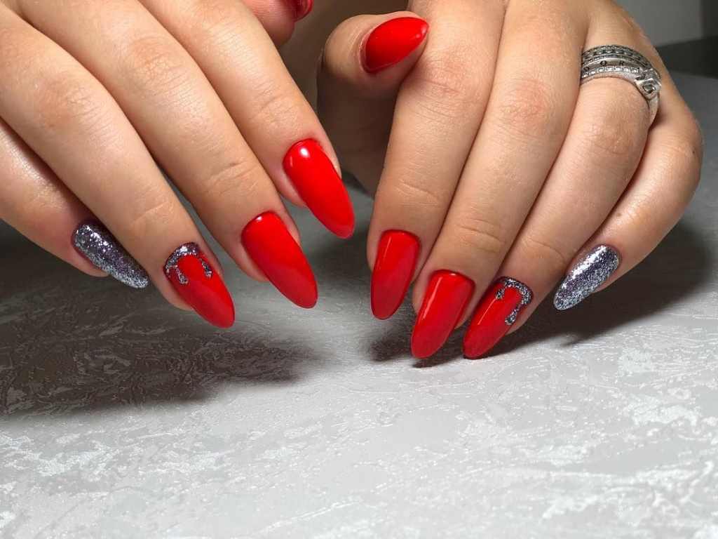 Новинки маникюра 2022-2023: дизайн ногтей с красным гель-лаком