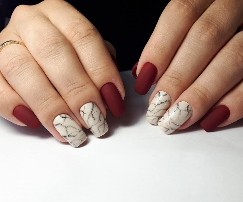 Новинки маникюра 2022-2023: дизайн ногтей с красным гель-лаком