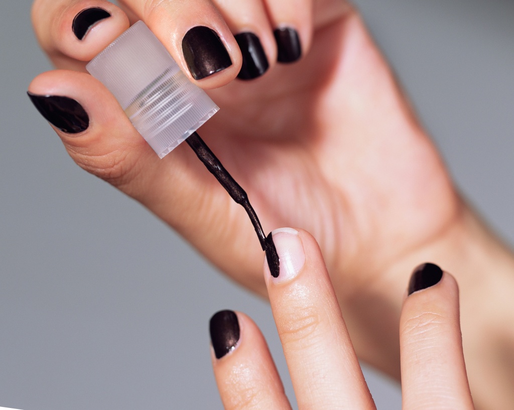 Как накрасить ногти черным лаком