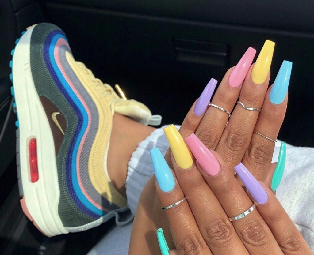 Цветной дизайн на длинных ногтях