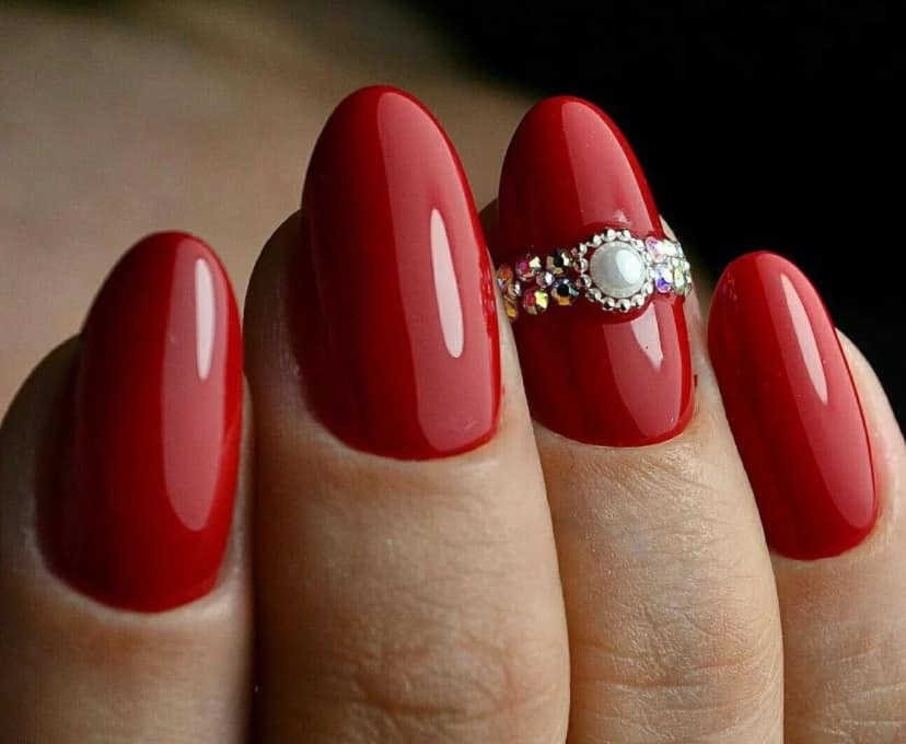 Новинки маникюра 2022-2023: дизайн ногтей с красным гель-лаком