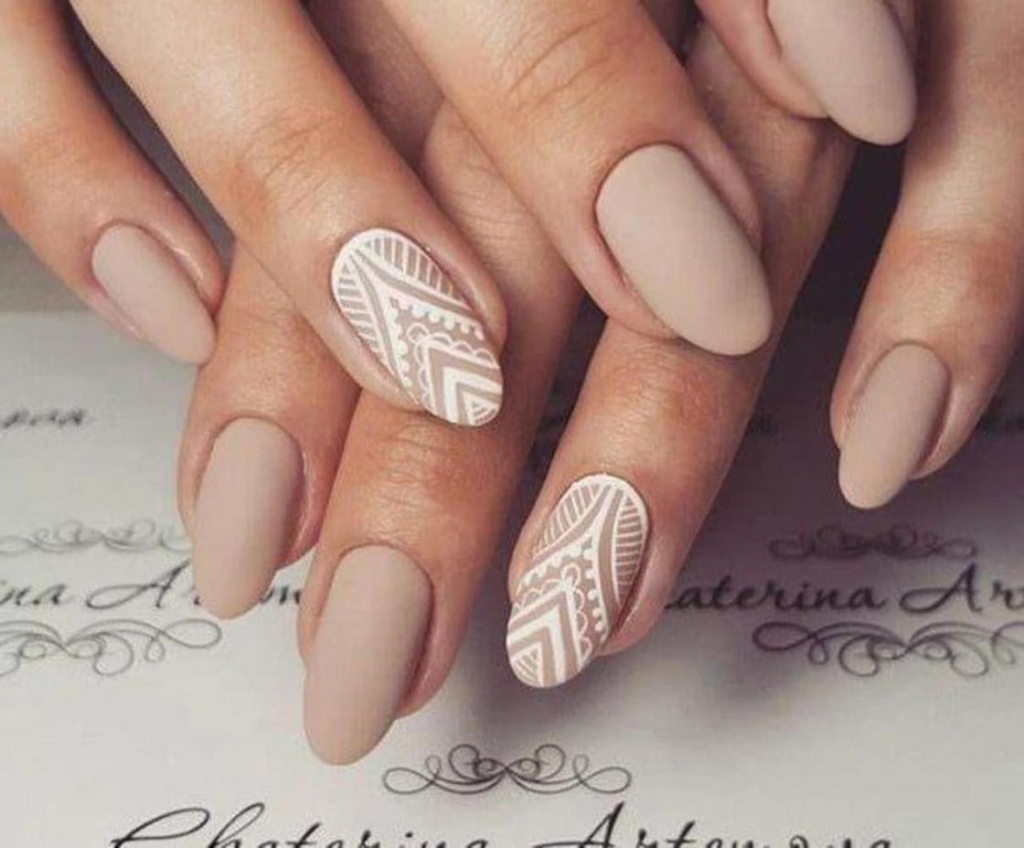 Нежный маникюр белых ногтей. Бежевые ногти. Нежный маникюр с узорами. Нежный маникюр в светлых тонах