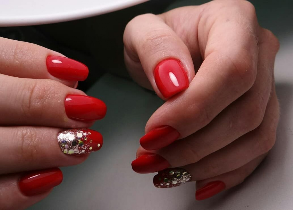 Новинки маникюра 2022-2023: дизайн ногтей с красным гель-лаком