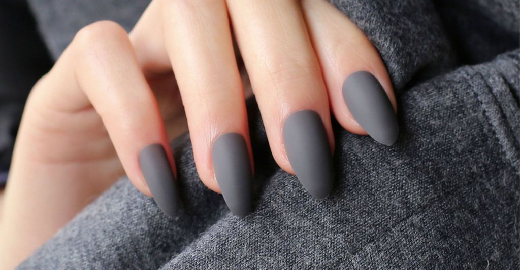 Темный маникюр - идеи дизайнов серого маникюра 2022 года на короткие и длинные ногти