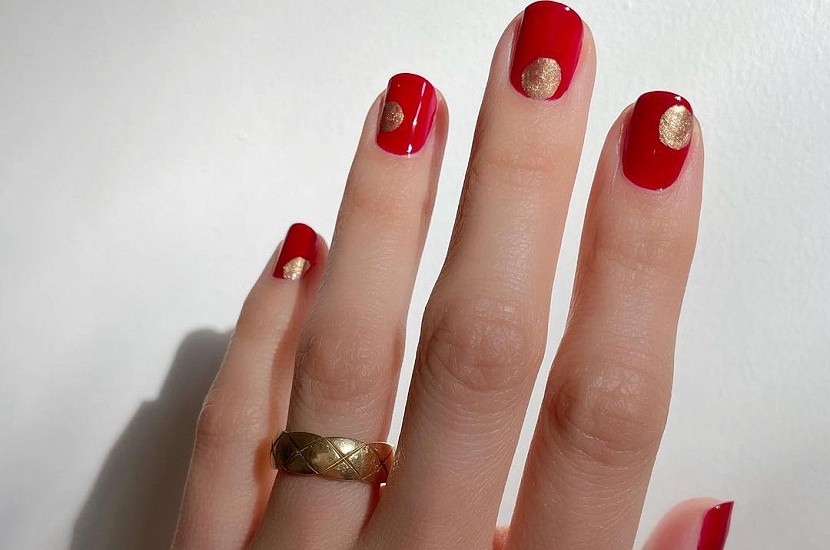 Новинки маникюра 2022-2023: дизайн ногтей с красным гель-лаком