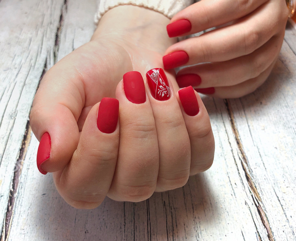 Новинки маникюра 2022-2023: дизайн ногтей с красным гель-лаком