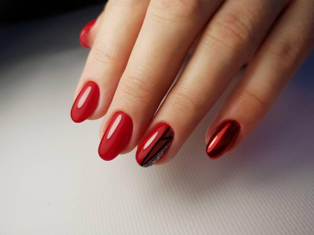 Новинки маникюра 2022-2023: дизайн ногтей с красным гель-лаком