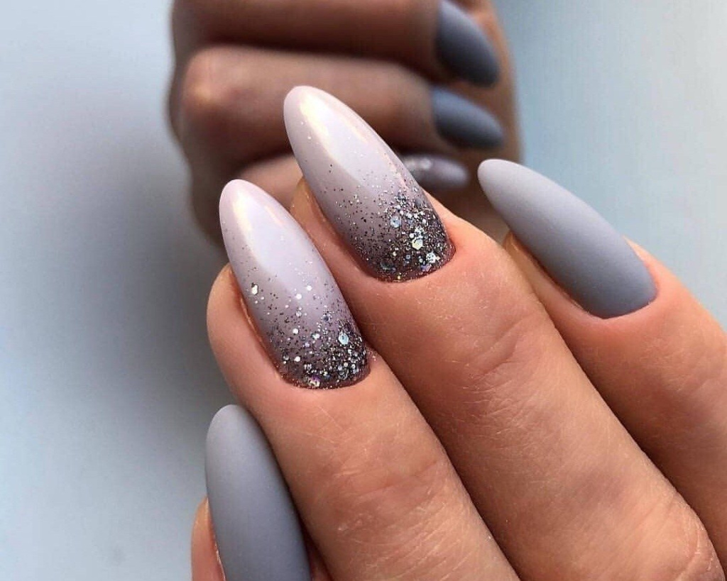 Фото темного маникюра - идеи дизайнов серого маникюра 2022 года на короткие и длинные ногти