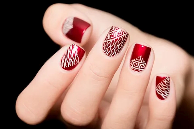 Новинки маникюра 2022-2023: дизайн ногтей с красным гель-лаком