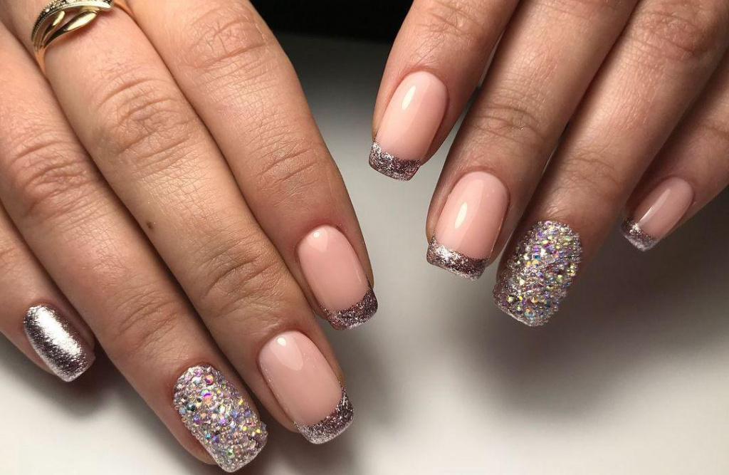 Маникюр с блестками - виды материала, особенности и техники нанесения - фото