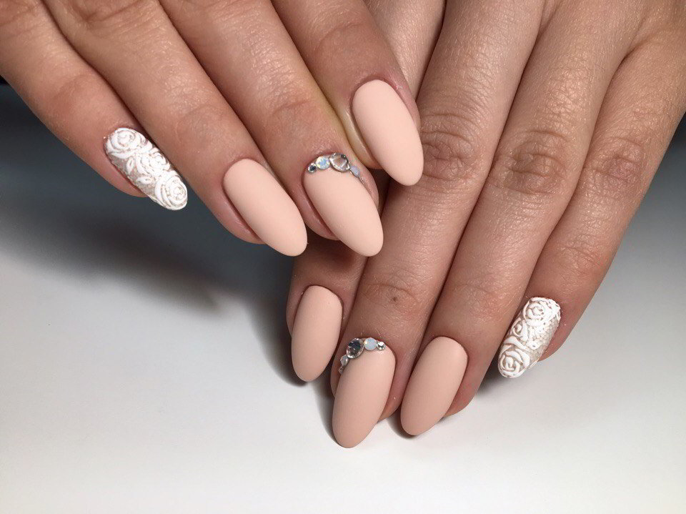 Однотонный маникюр – нейл-дизайн 2022 в один цветовой тон