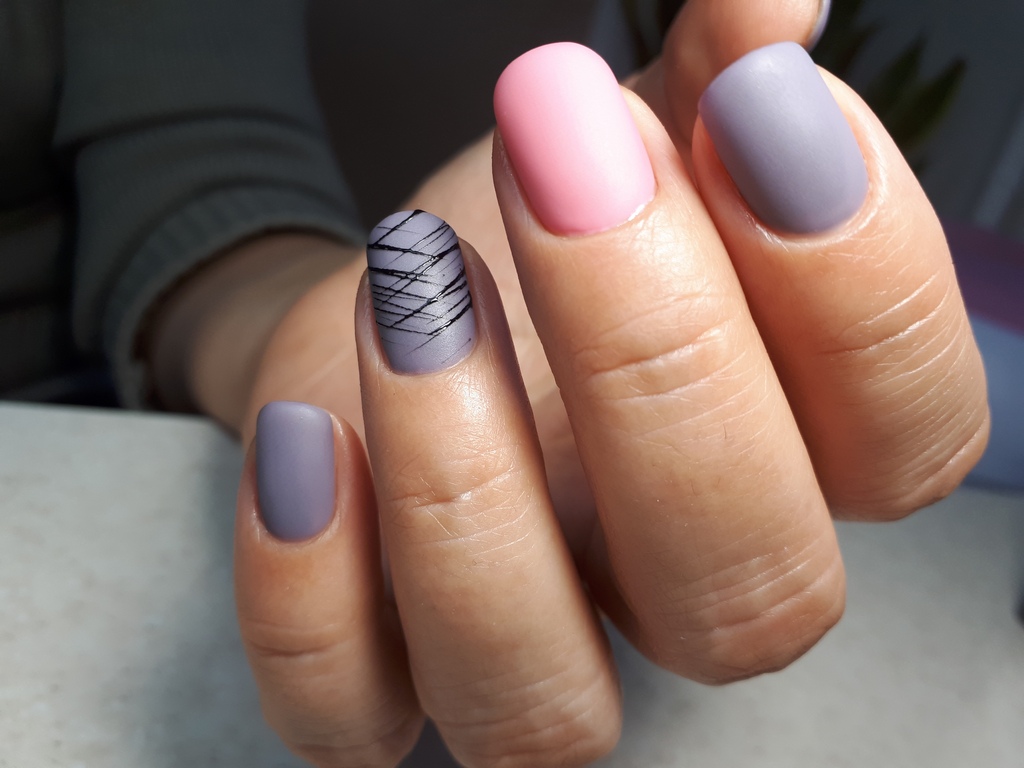 Фото темного маникюра - идеи дизайнов серого маникюра 2022 года на короткие и длинные ногти