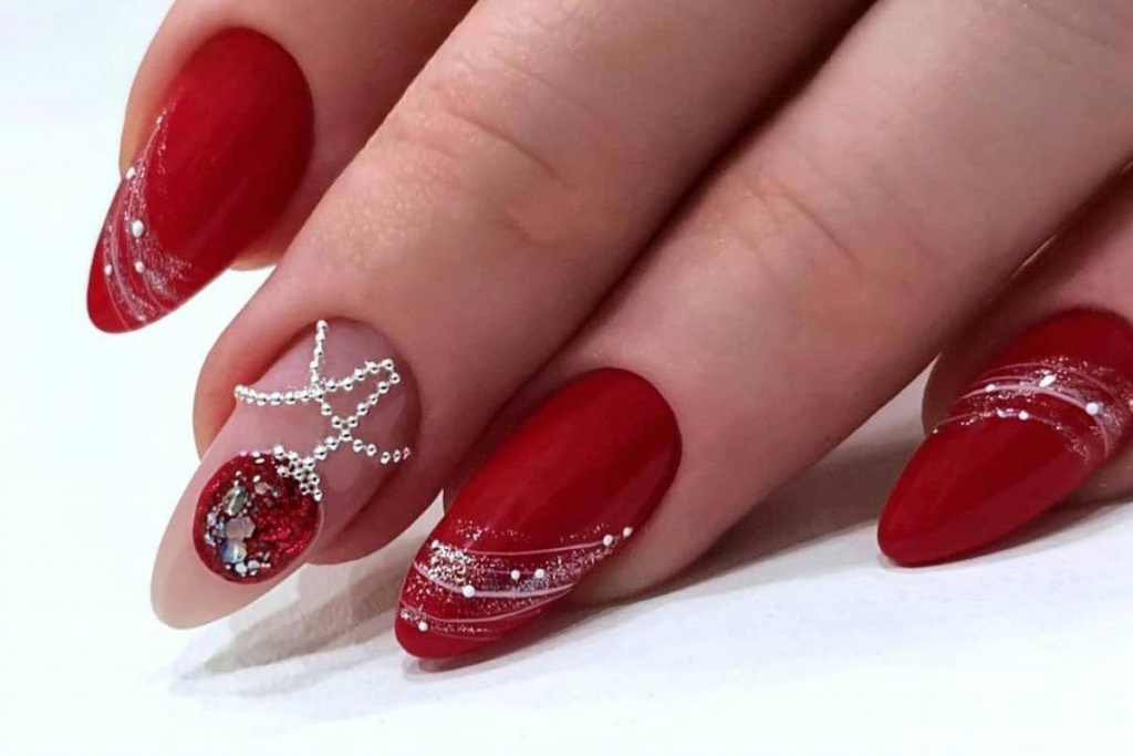Новинки маникюра 2022-2023: дизайн ногтей с красным гель-лаком