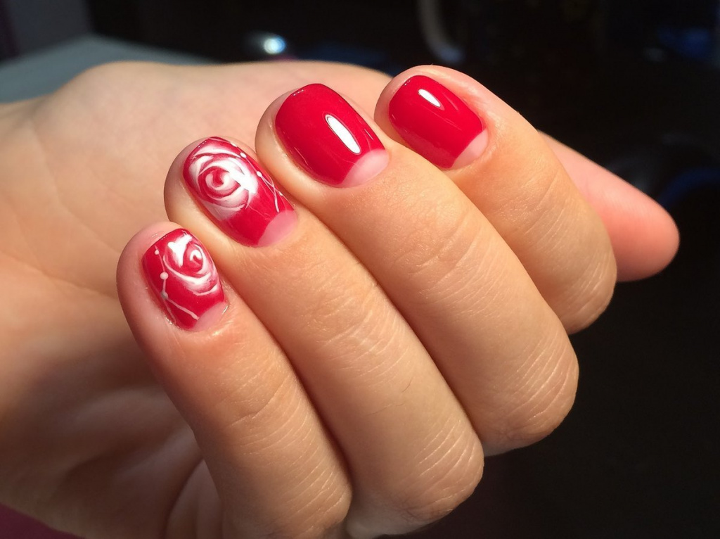 Новинки маникюра 2022-2023: дизайн ногтей с красным гель-лаком