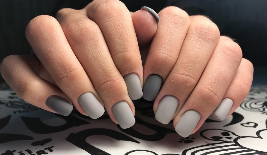 Темный маникюр - идеи дизайнов серого маникюра 2022 года на короткие и длинные ногти