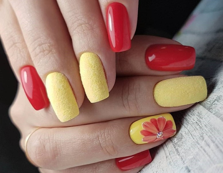 Новинки маникюра 2022-2023: дизайн ногтей с красным гель-лаком