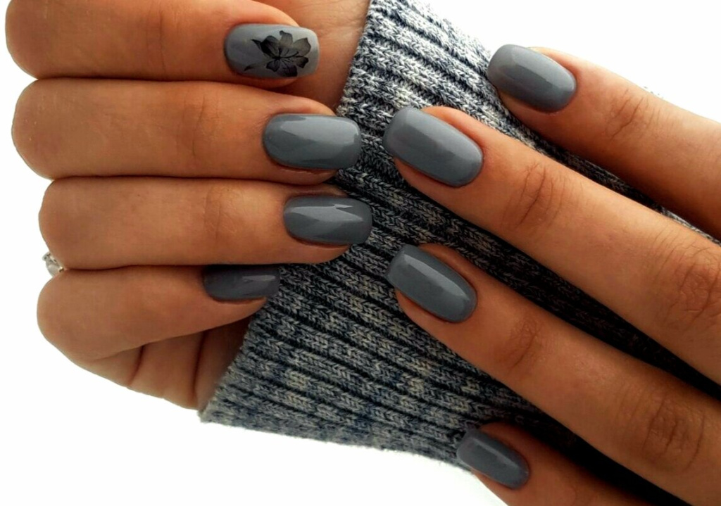 Фото темного маникюра - идеи дизайнов серого маникюра 2022 года на короткие и длинные ногти