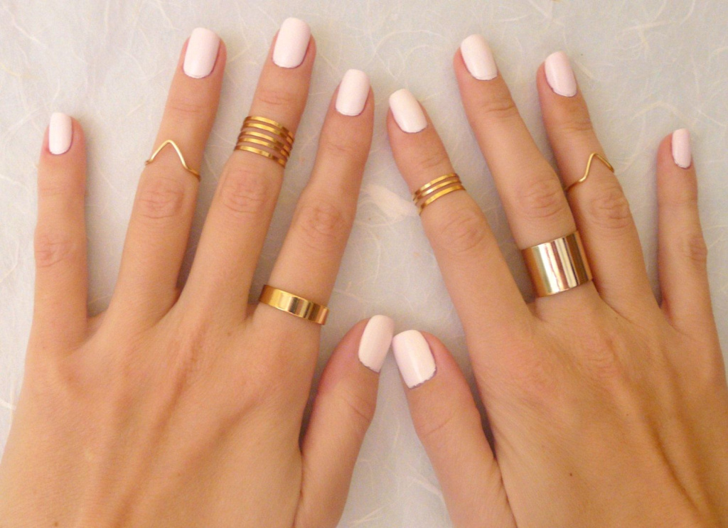Золотые и серебряные кольца и браслеты отлично подойдут к белым или другим светлым пастельным ногтям