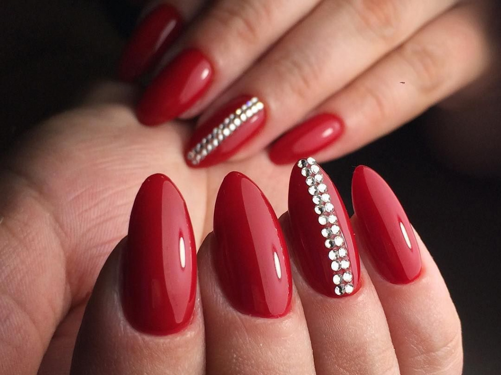 Новинки маникюра 2022-2023: дизайн ногтей с красным гель-лаком
