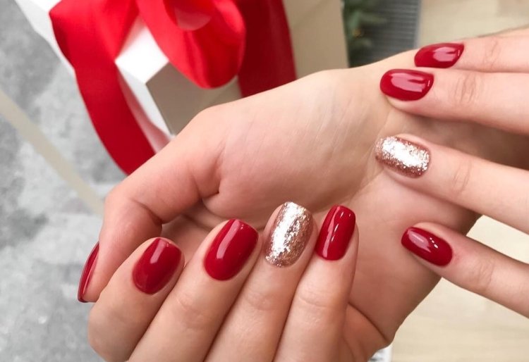 Новинки маникюра 2022-2023: дизайн ногтей с красным гель-лаком