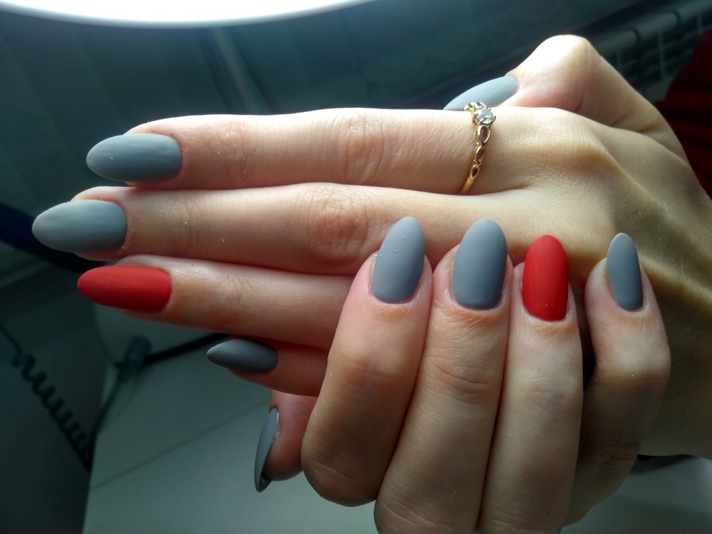 Фото темного маникюра - идеи дизайнов серого маникюра 2022 года на короткие и длинные ногти