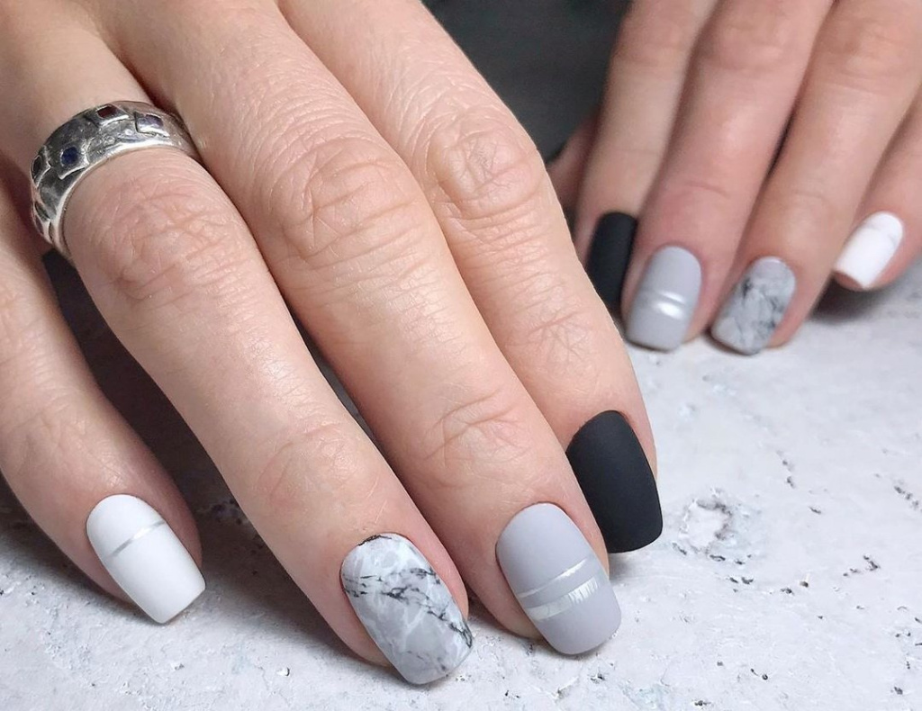 Фото темного маникюра - идеи дизайнов серого маникюра 2022 года на короткие и длинные ногти