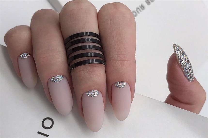 Маникюр с блестками - виды материала, особенности и техники нанесения - фото