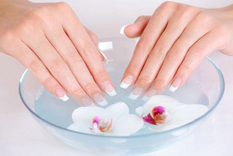 необходимо восстановить ее специальными ванночками, питательными масками и укрепляющим лаком