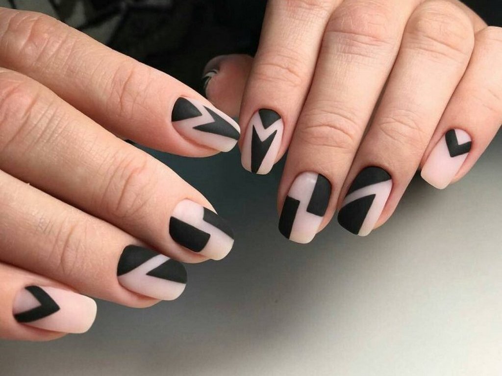 Темный маникюр - идеи дизайнов серого маникюра 2022 года на короткие и длинные ногти