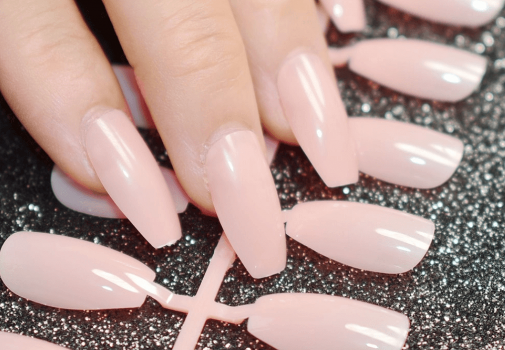 Можно выбрать прозрачные или матовые накладные ногти, с уже нанесенным рисунком или однотонным цветом